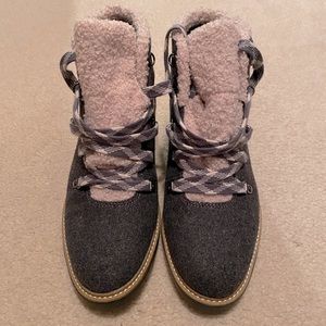 NEVER WORN! NEW Dr. Scholl’s So Cozy Lace Up Bootie, Women’s Size 7.5M. Gray.